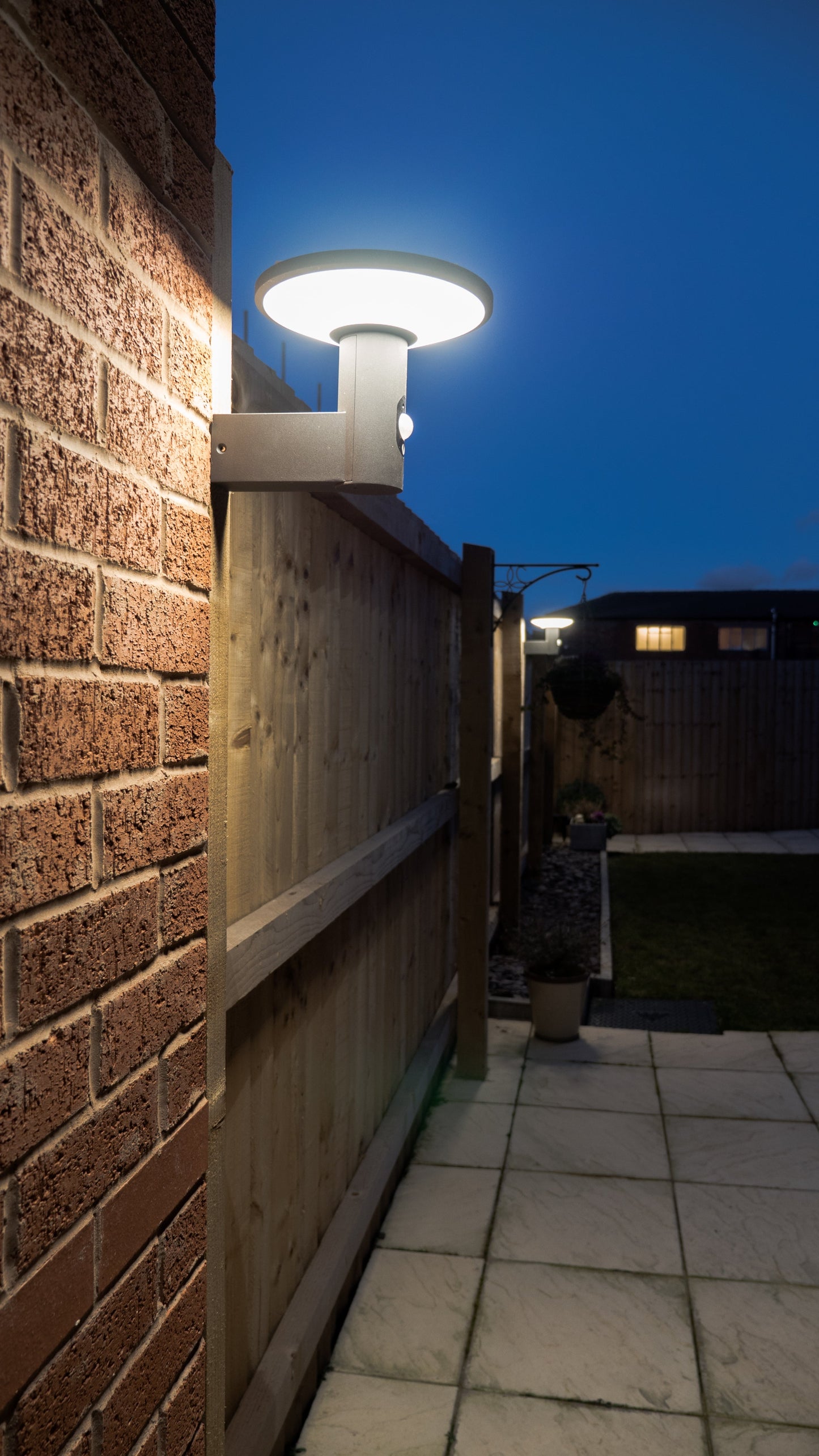 4lite Die-Cast Aluminium Circular Solar LED Talana Wall Light with Motion Detector - Graphite - maplin.co.uk