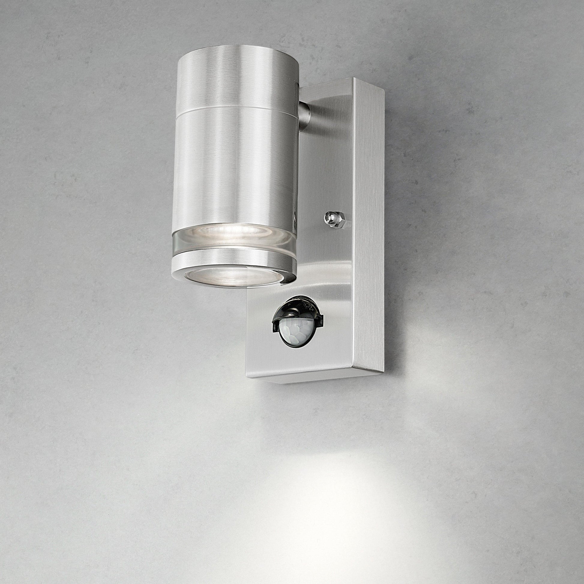 4lite Marinus GU10 Single Direction Outdoor Wall Light with PIR - Stainless Steel - maplin.co.uk